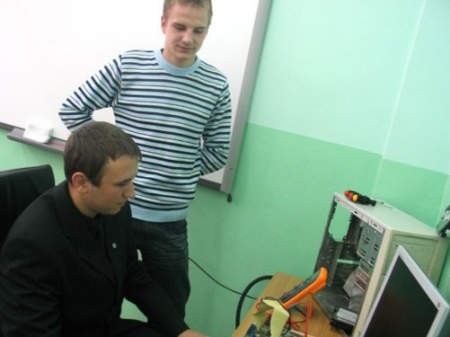 Paweł Bezrączko (na pierwszym planie) i Mateusz Nowicki z trzeciej klasy informatycznej naprawiają komputer w PC Klinice. Fot. Agnieszka Klich