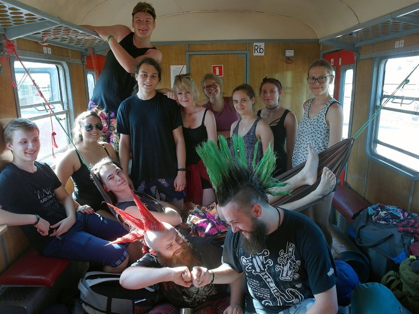 Woodstockowicze wyruszyli pociągiem ze Szczecina do Kostrzyna [wideo] 