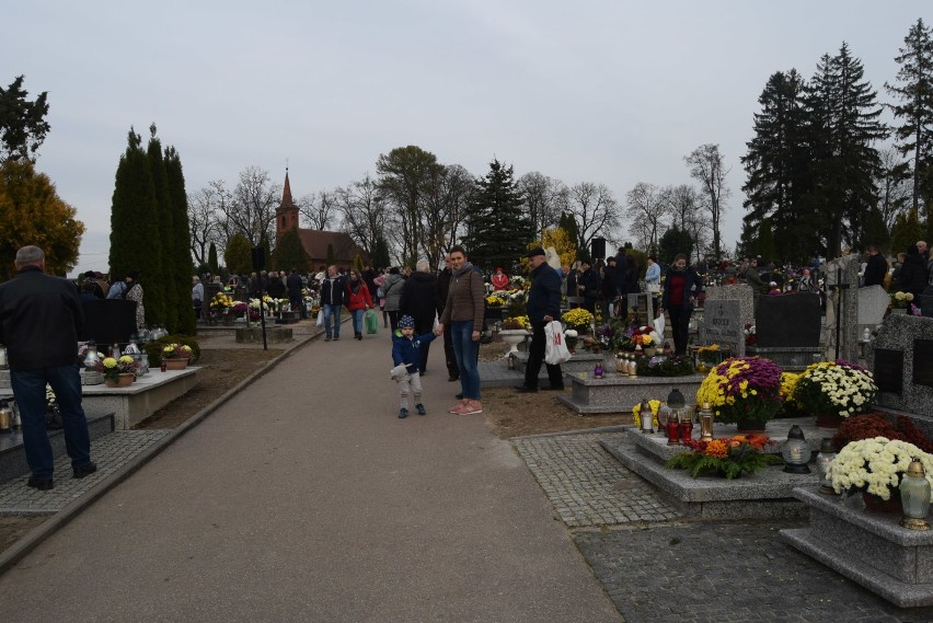 Dzień Wszystkich Świętych. Zobacz zdjęcia z cmentarza w Kościerzynie. 1 listopada 2018 [ZDJĘCIA]