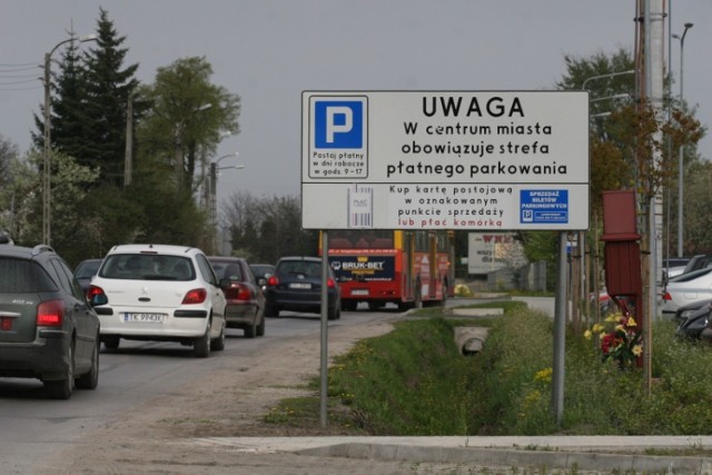 Z tablicy ustawionej na ulicy Sandomierskiej w Kielcach wynika, że bilety parkingowe można kupić w kioskach, nie ma słowa o parkometrach.