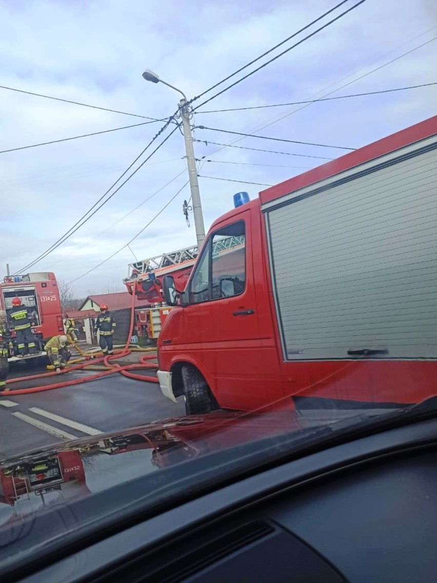 Pożar wybuchł w budynku jednorodzinnym przy ul. Hałcnowskiej...