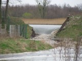 Przerwany wał zbiornika retencyjnego w Zaklikowie [zdjęcia]