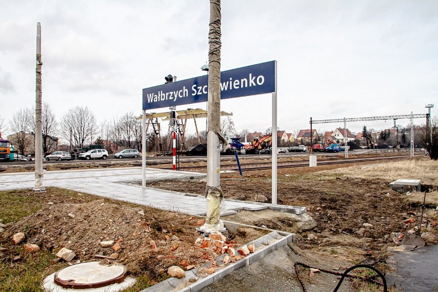 Wałbrzych: Przebudowa peronów i torowisk na dworcu Szczawienko (ZDJĘCIA)