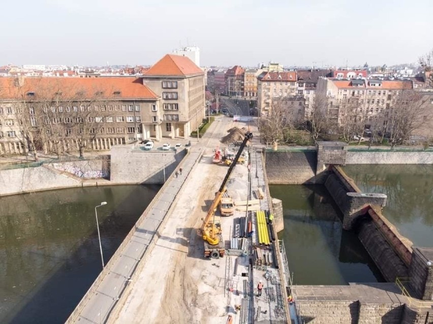 Wrocław. Na moście Pomorskim praca wre! Trwa demontaż betonowych płyt [ZDJĘCIA]