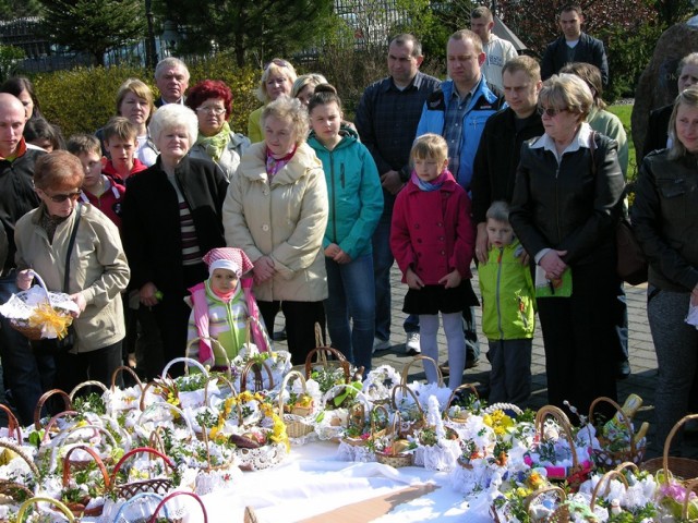 Zbliża się Wielka Sobota, kiedy to skierniewiczanie ruszą do kościołów z koszyczkami pełnymi potraw wielkanocnych do poświęcenia. Przypomnijmy sobie, jak ceremonia święcenia potraw przebiegała kilka lat temu w pięciu skierniewickich kościołach: na osiedlu Zadębie, garnizonowym, św. Stanisława, św. Jakuba i na osiedlu Widok.