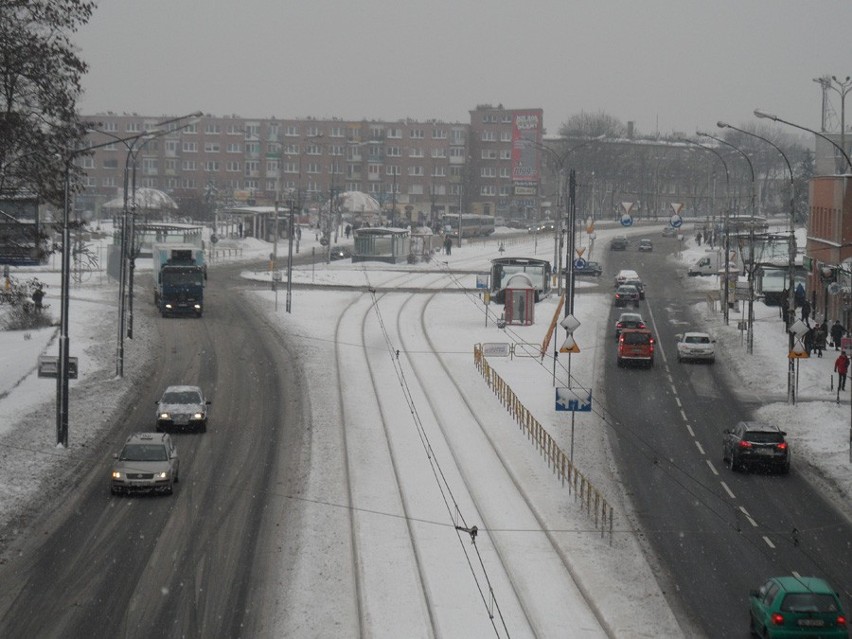 Śnieżyca w Dąbrowie Górniczej. A jak na drogach? [ZDJĘCIA]