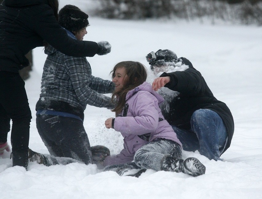 Młodzi ludzie zapowiadają kolejne bitwy na śnieżki