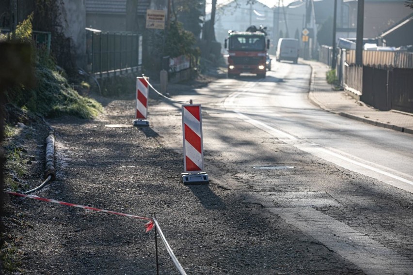 Kraków. Przerwana przebudowa ulicy Łokietka. Czekają na nowy projekt i rury [ZDJĘCIA]