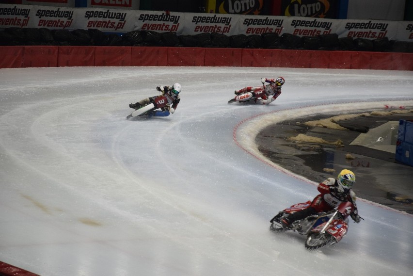 Zawodnicy w ice speedway'u jeżdżą wyraźnie szybciej od...