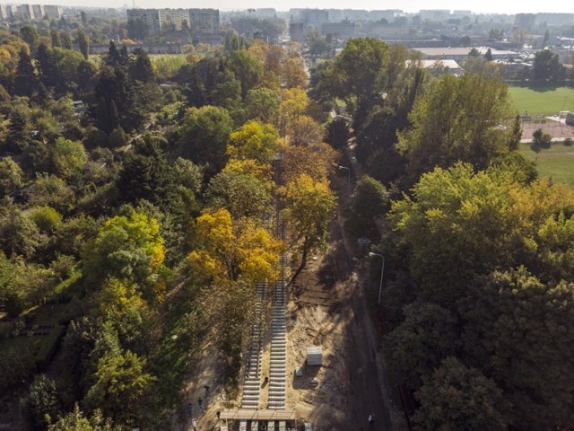 Na ulicy Dąbrowskiego w Łodzi są układane tory tramwajowe.