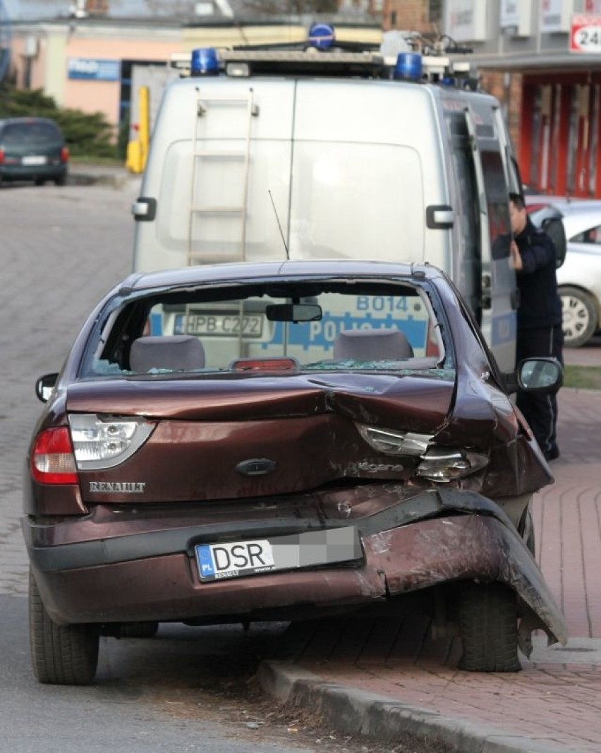 Jedna osoba została ranna w wypadku na skrzyżowaniu ulic...