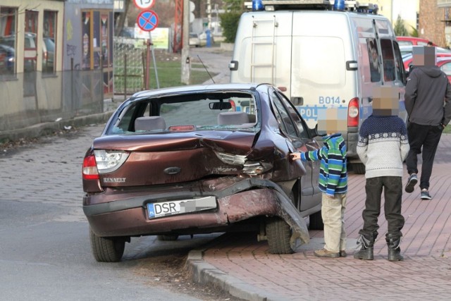 Jedna osoba została ranna w wypadku na skrzyżowaniu ulic Kiełczowskiej i Inflanckiej.