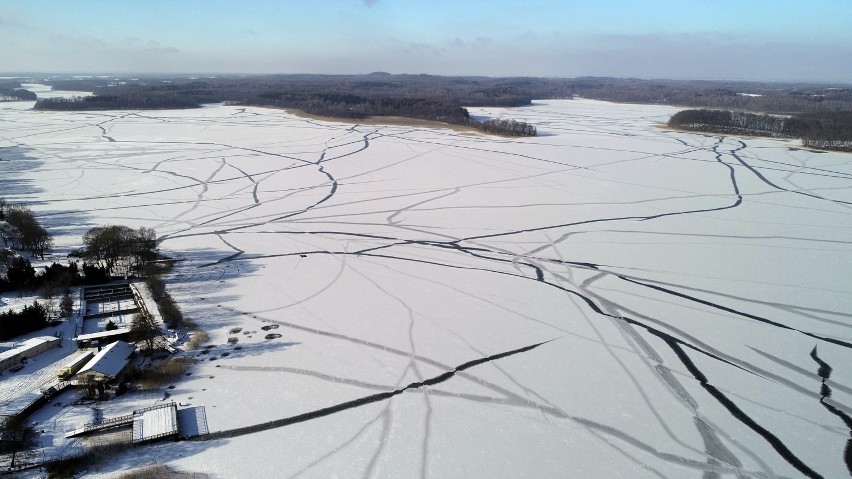 Tajemnicze znaki na jeziorze. Ińsko w zimowej szacie. Zdjęcia z lotu ptaka autorstwa Elżbiety Paluch z firmy usługowej ELKA