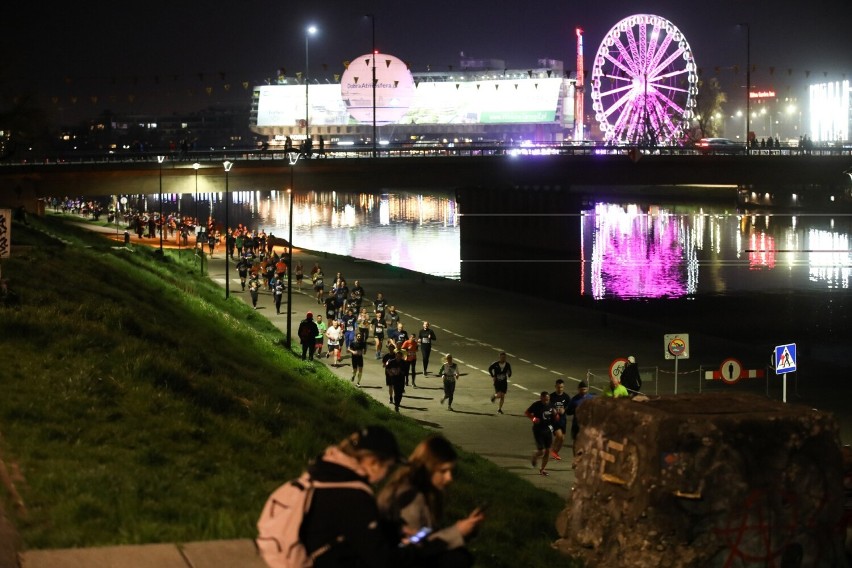 7. Bieg Nocny na 10 km. Małżeński duet z Ukrainy na czele widowiskowej imprezy w Krakowie [ZDJĘCIA]