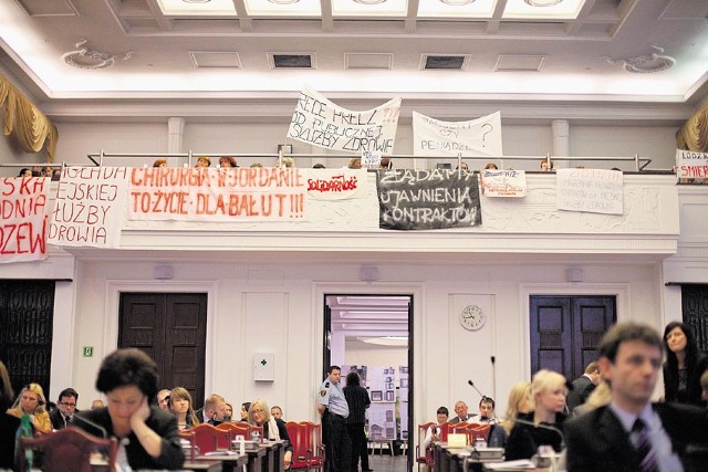 Protest miejskiej służby zdrowia na sesji