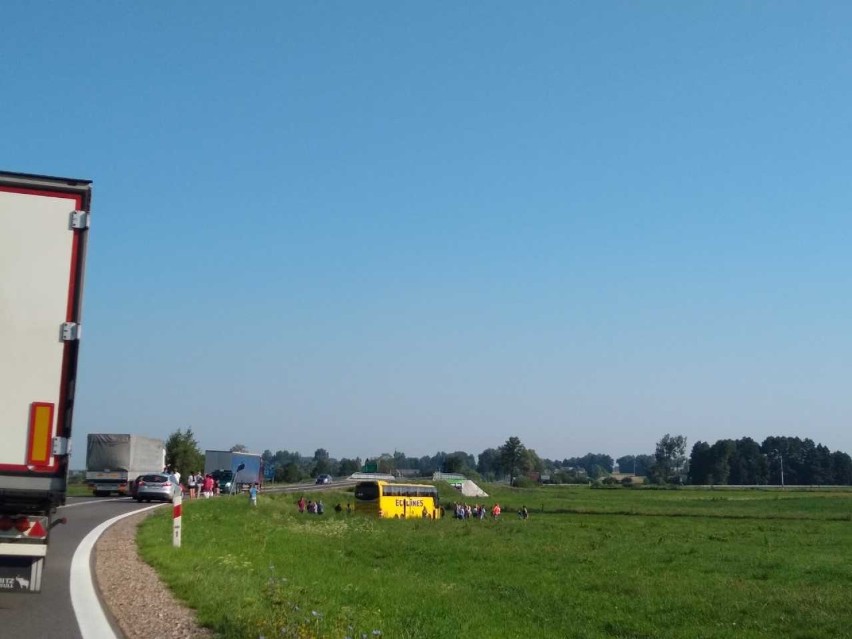 Wypadek autobusu. Autokar Ecolines wjechał na łąkę