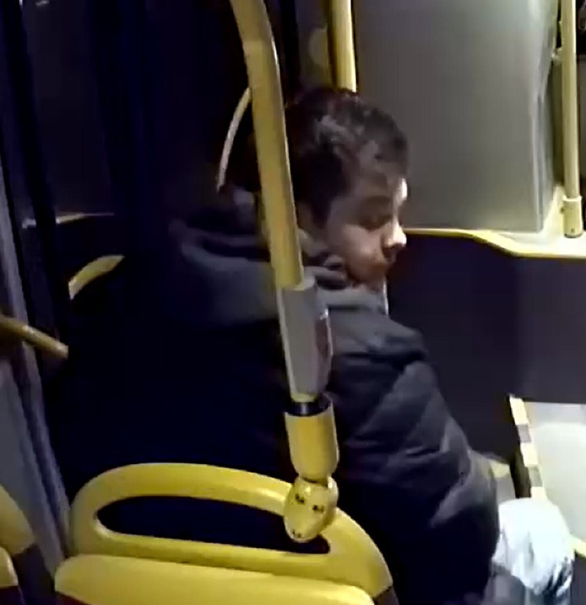 Policja szuka chłopaka ze zdjęcia. Rozpoznajesz go? Pobił pasażera w autobusie. "Zaatakował szklaną butelką, kopał i uderzał po całym ciele"