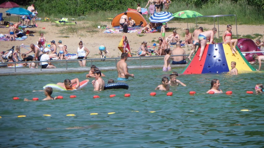 Basen w Żarkach już otwarty! W pierwszy weekend sezonu kąpielowego odwiedziły go tłumy! Zobacz ZDJĘCIA