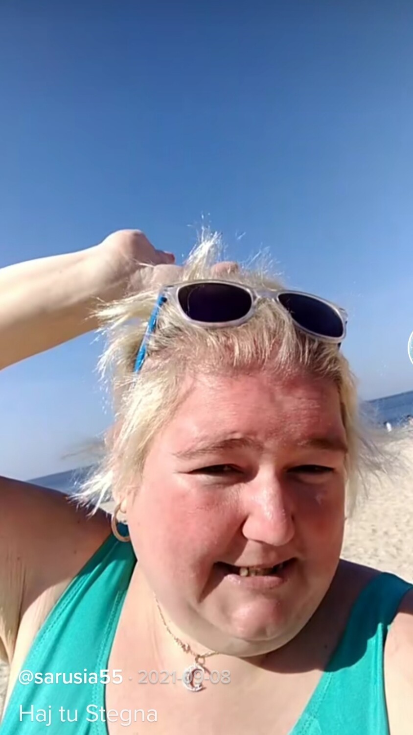 Stegna viralem na Tik Toku. Od tygodni popularność bije hasło „ jestem w Stegnie na plaży” [ZDJĘCIA] [VIDEO]