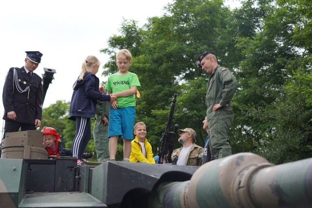 W niedzielę, 8 sierpnia, piknik militarny w Ogrodzienicach pod Grójcem zrzeszył wiele rodzin z dziećmi.