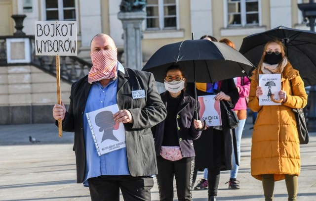 Bydgoszczanie protestowali na Starym Rynku przeciwko projektowi dot. zaostrzenia przepisów aborcyjnych.