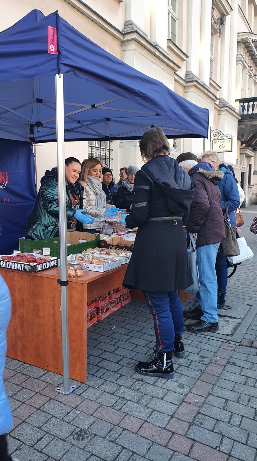 Tłusty Czwartek dla Jagódki w Kaliszu. Chętnych na pączki nie brakowało. ZDJĘCIA