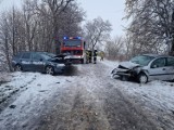 Zima na drogach w powiecie malborskim. Auta wypadały z jezdni, czołowe zderzenie koło Starej Wisły