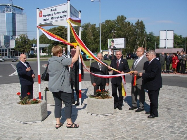 Delegacja ze Stuhr odsłoniła znak na rondzie