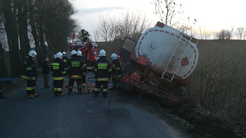 W Nicwałdzie ciężarówka wpadła do rowu [zdjęcia]