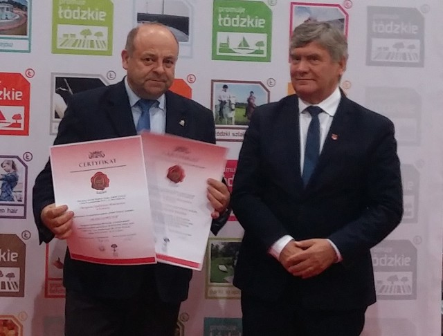 Prezes Jan Dąbrowski (z lewej) odebrał certyfikat z rąk marszałka Witolda Stępnia