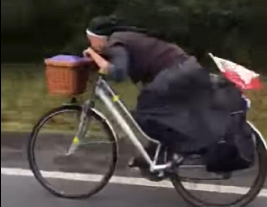 Nagranie z zakonnicą pędzącą na rowerze z prędkością 60 km/h...
