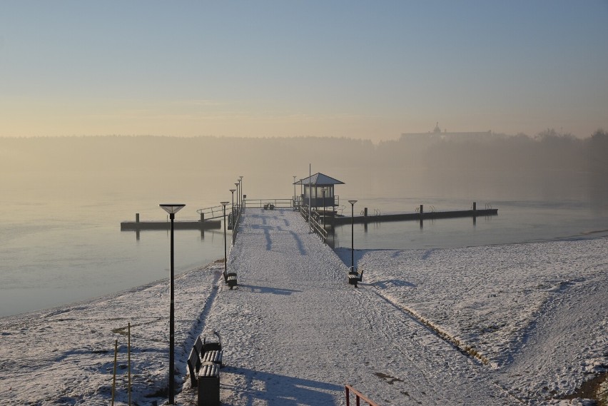 Zimowy spacer nad jezioro. Zobaczcie, jak wygląda plaża miejska w Człuchowie podczas mrozu! ZDJĘCIA