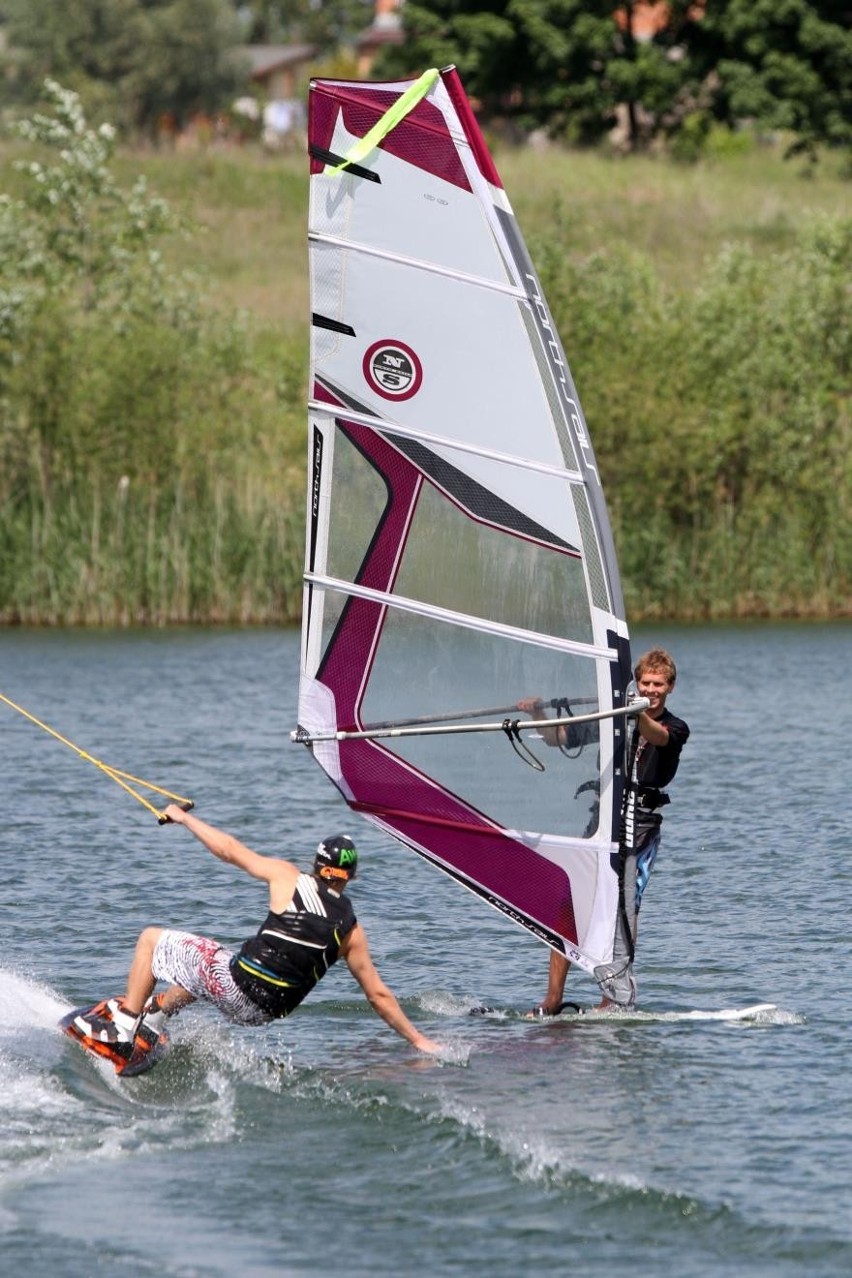 Młody Surfer na tropikalnej plaży w Owińskach [ZDJĘCIA]