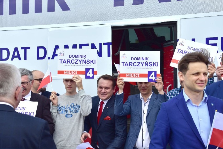 Świętokrzyski poseł Prawa i Sprawiedliwości Dominik Tarczyński w Kielcach rozdawał flagi Polski i zaprezentował swój wyborczy autobus