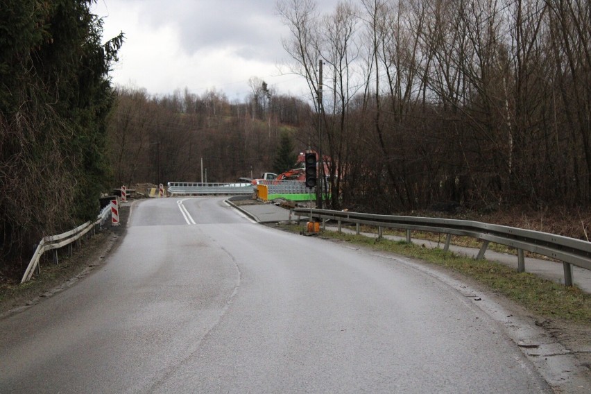 Nowy most na granicy Łęk i Trzemeśni w ciągu drogi...