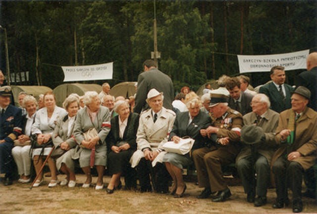 por. Norbert Gołuński (siedzi pierwszy z prawej) na Zlocie Wojskowej Służby Kobiet w 1994 roku.