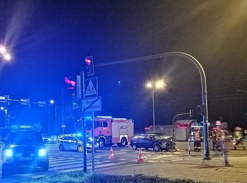Kraków. Niebezpieczne zderzenie samochodu osobowego z nieoznakowanym radiowozem. Ranna policjantka