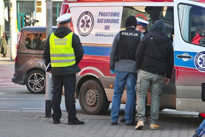 Nieoznakowany radiowóz zderzył się z tramwajem. Korki w centrum Wrocławia [ZDJĘCIA] 