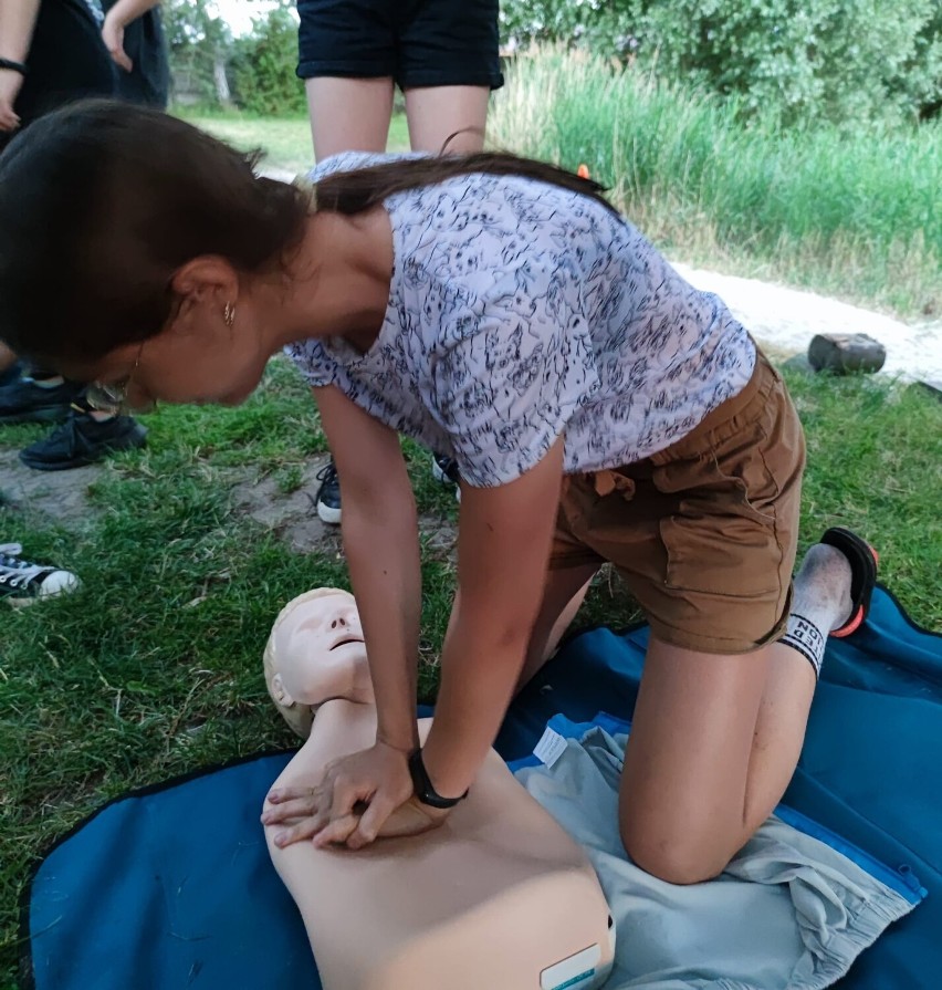 Spotkanie służb z dziećmi przebywającymi na obozie konnym w Zawidowicach