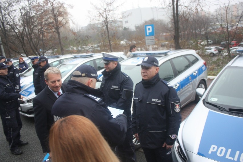 Policjanci dostali nowe radiowozy