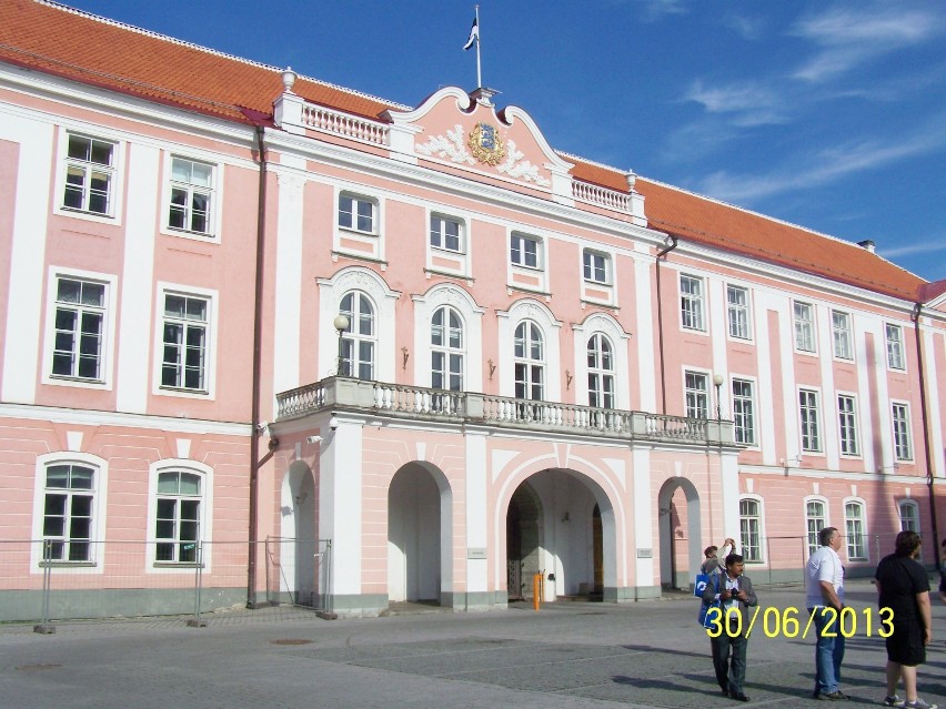 Wzgórze Toompea - w zamku obecnie siedziba najwyższych władz państwa (widok od strony soboru)