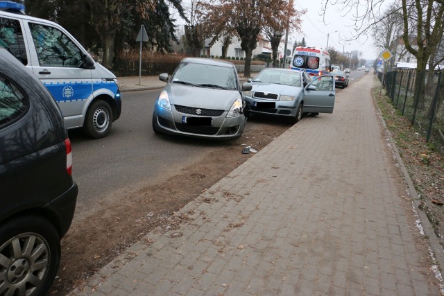 Kolizja w Aleksandrowie Kujawskim. Kobieta kierująca suzuki uderzyła w zaparkowane na ul. Wojska Polskiego samochody
