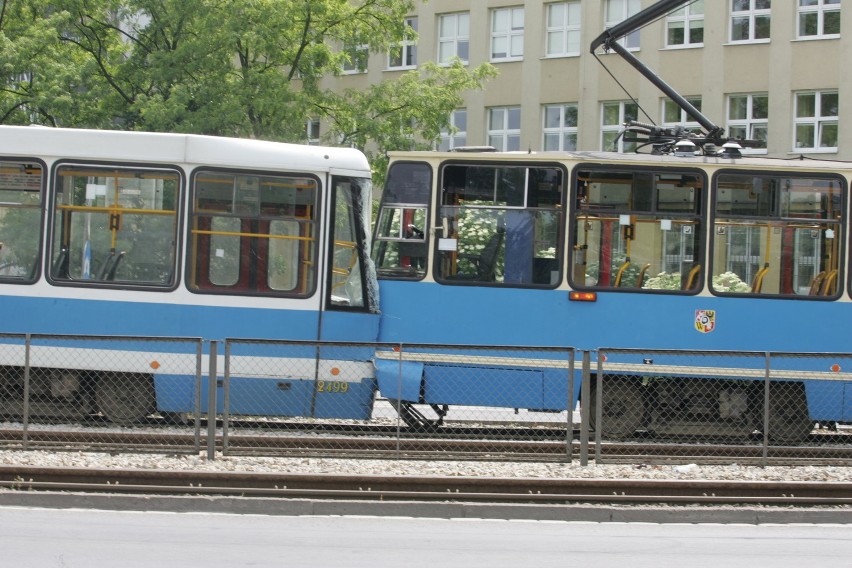 Wrocław: Dwie kolizje tramwajów przy pl. Społecznym. Jedna osoba ranna