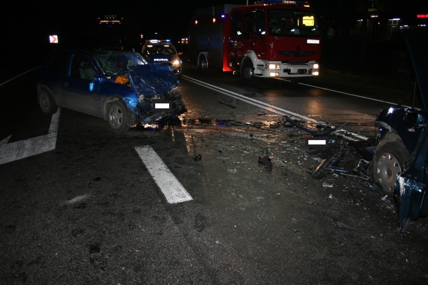 Czołowe zderzenie  w Szabdzie, dwóch kierowców w szpitalu [zdjęcia]