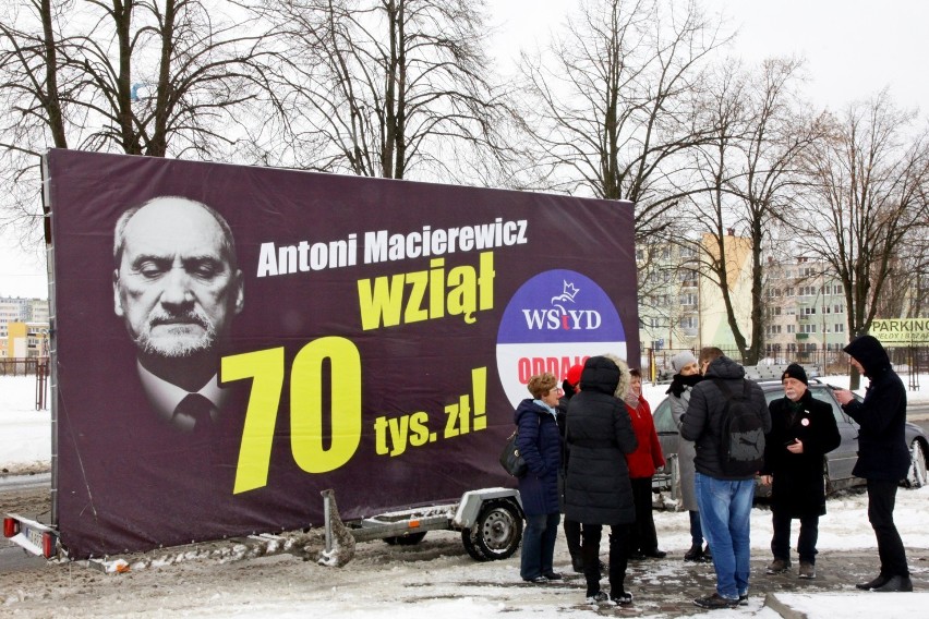 Konwój wstydu jeździł ulicami Piotrkowa, a na nim baner z wizerunkiem Antoniego Macierewicza
