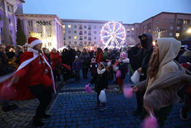 W Sosnowcu odbył się jarmark połączony z Manufakturą Świętego Mikołaja. W wydarzeniu wzięły udział tłumy mieszkańców miasta. 

Zobacz kolejne zdjęcia. Przesuwaj zdjęcia w prawo - naciśnij strzałkę lub przycisk NASTĘPNE
