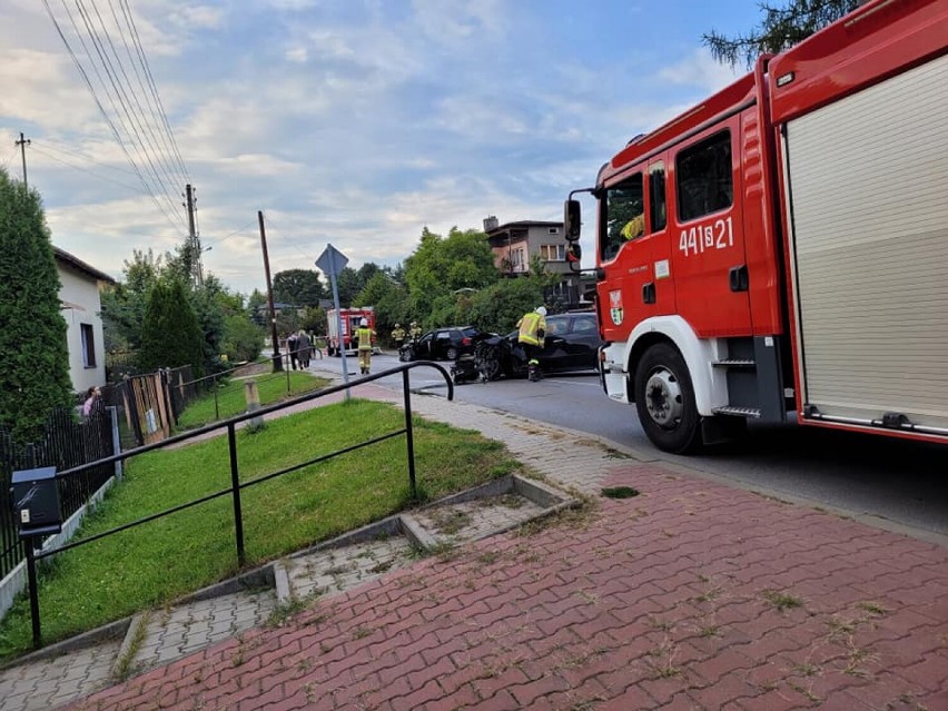 Wypadek w Dąbrowie Górniczej na al. Zwycięstwa. Czołewe zderzenie samochodów, cztery osoby trafiły do szpitala