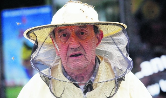Do ściągania roju niezbędna była pomoc 87-letniego pszczelarza Eugeniusza Łujcowa