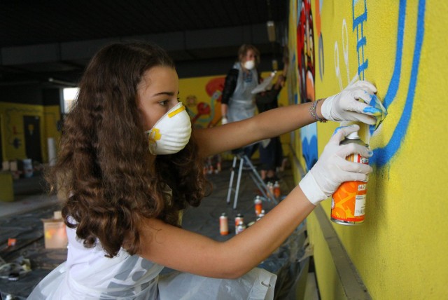 Młodzi artyści malowali graffiti na dachu CH Areszt w Piotrkowie