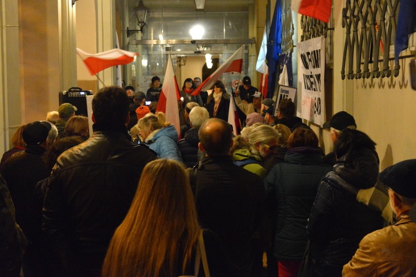 Europo nie odpuszczaj - kolejna manifestacja przed kieleckim sądem (WIDEO, zdjęcia)